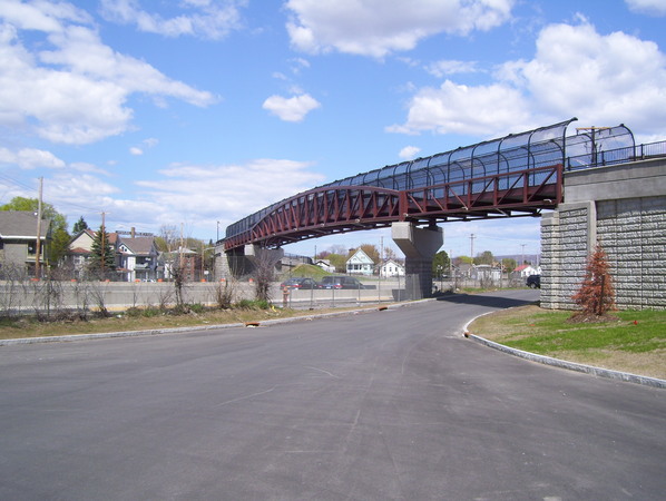Arterial pedestrian bridge